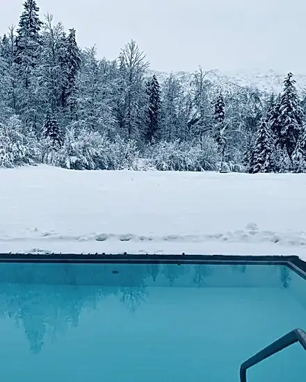 Havuz kış bakımı sırasında ekip, havuzun su seviyesini ayarlıyor ve koruyucu önlemler alıyor.