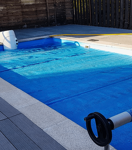 Havuz kapama işlemi, havuzun kış aylarında korunmasını sağlıyor.