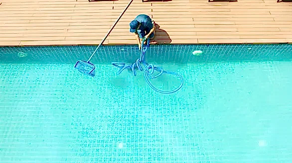 havuz bakımı yapılıyor